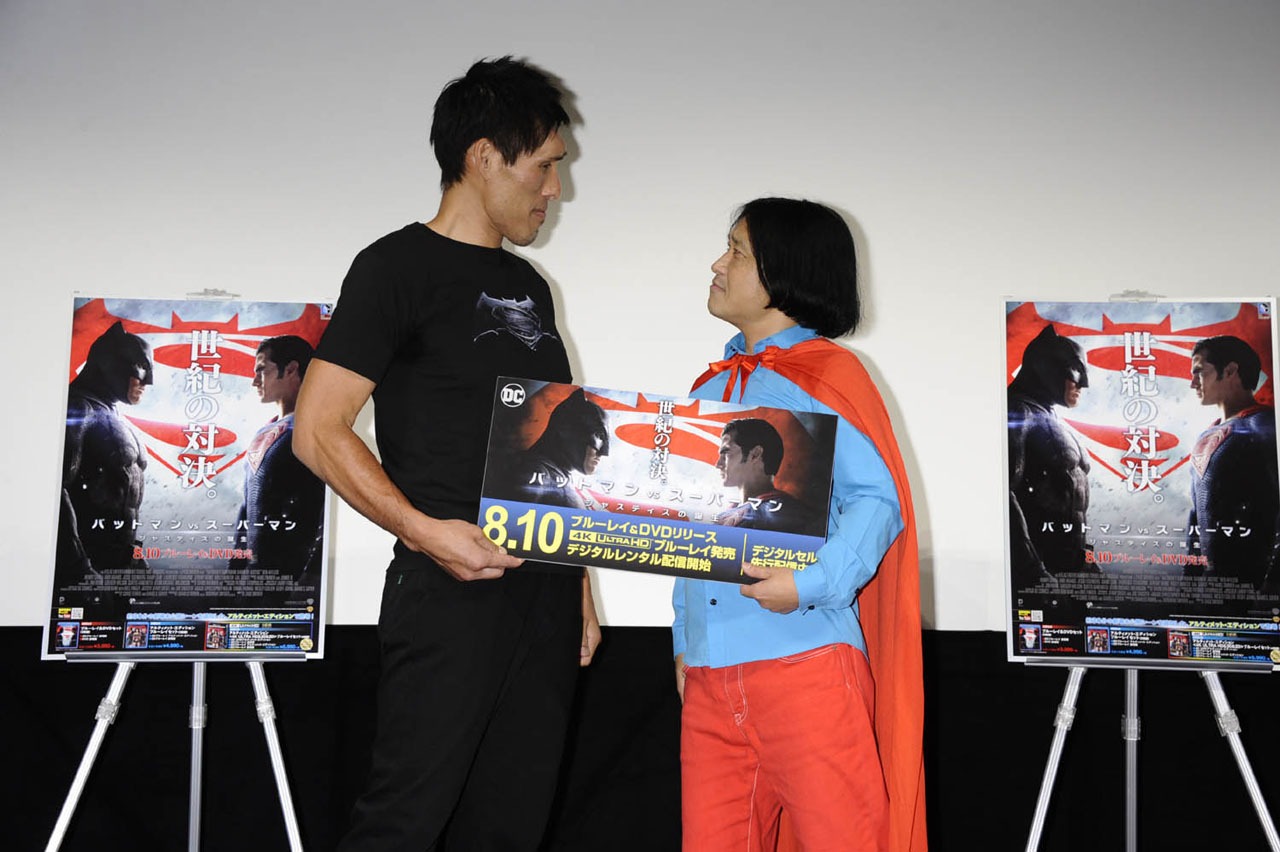 「バットマン vs スーパーマン ジャスティスの誕生」のメインビジュアルを真似してみせる篠原信一と永野。