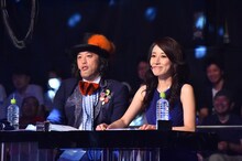 左からエレキコミックやつい、常世晶子。(c)東北新社