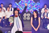 左からエレキコミックやつい、常世晶子。(c)東北新社