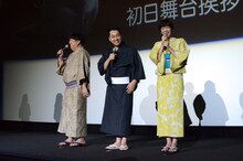 左からバナナマン、佐藤栞里。