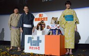 左からバナナマン、まるちゃん、佐藤栞里。