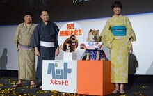 左からバナナマン、まるちゃん、佐藤栞里。