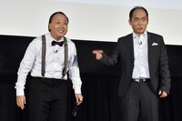 自己紹介の際にメガネを外して椎名桔平を名乗るトレンディエンジェルたかし（左）。