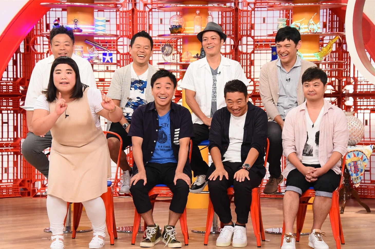 スタジオに登場する芸人リポーターたち。(c)関西テレビ