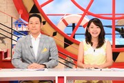 （左から）東野幸治、竹崎由佳（関西テレビアナウンサー）。(c)関西テレビ