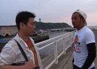 モテ男を目指して海の家で働く唐澤くん（左）と、海の家の店長のアディ男（右）。(c)関西テレビ