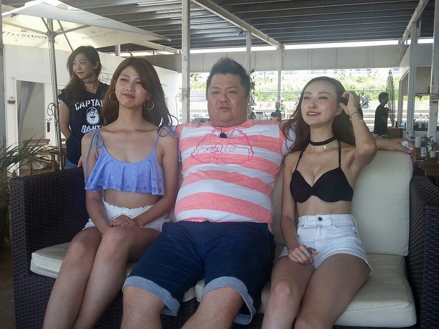「村上マヨネーズのツッコませて頂きます！夏の1時間SP」に出演するブラックマヨネーズ小杉（中央）と、なんでやねんガールズ。(c)関西テレビ