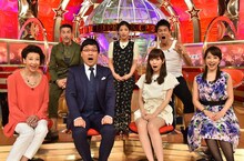 「超絶！世界ドッキリ映像GP！」でMCを務める南海キャンディーズ山里（前列左から2人目）ら出演者たち。(c)TBS