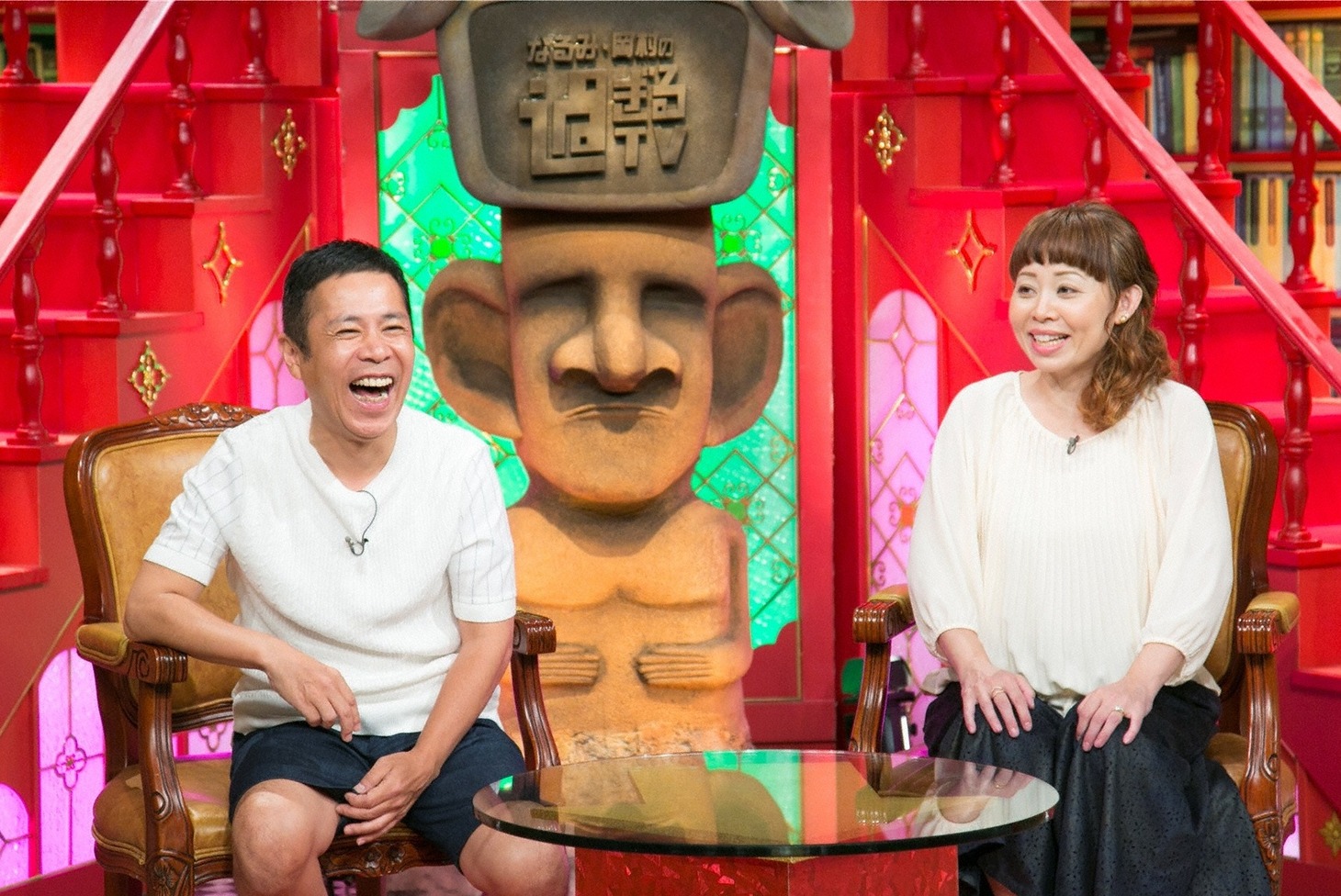 （左から）ナインティナイン岡村、なるみ。(c)ABC