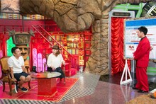 （左から）ナインティナイン岡村、なるみ、すっちー。(c)ABC