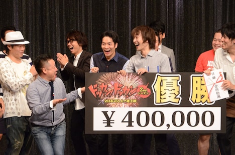 「おめでとちゃーん」と祝福するインスタントジョンソンゆうぞう。