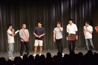 観客の投票を待つ天竺鼠とザ・ギース。