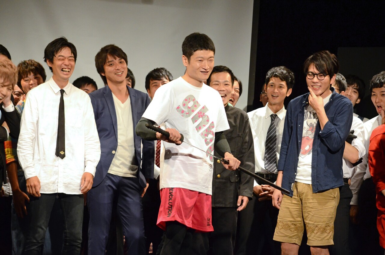 上位7組に入らなかった芸人を殺すと宣言するザブングル加藤（中央）。