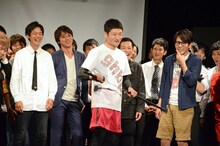 上位7組に入らなかった芸人を殺すと宣言するザブングル加藤（中央）。