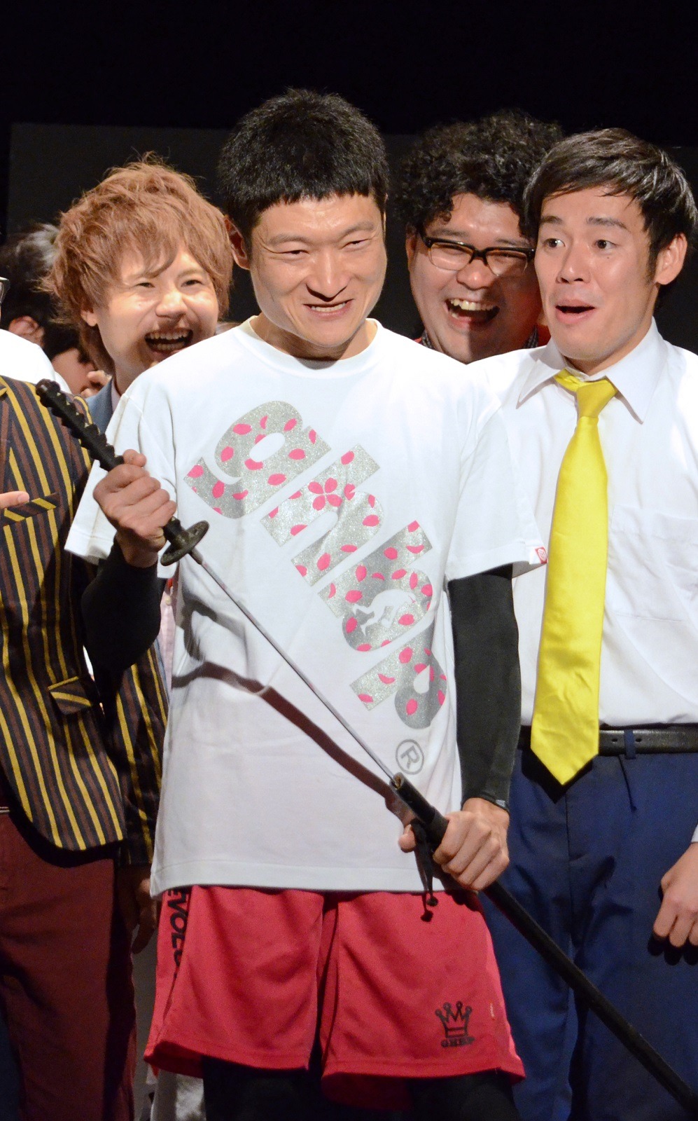 日本刀を抜くザブングル加藤。