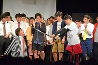 プリンセス金魚たかみち（左）を斬ろうとするザブングル加藤（右）。