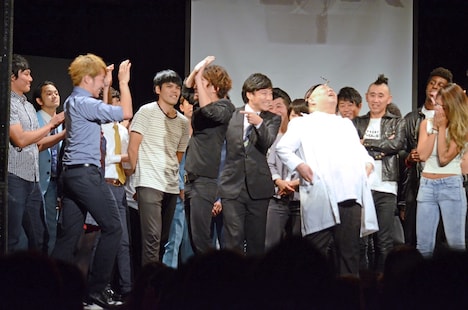 ジャンケンに勝ったパーティーズ(左)と、負けたイブ&クララ(右)。