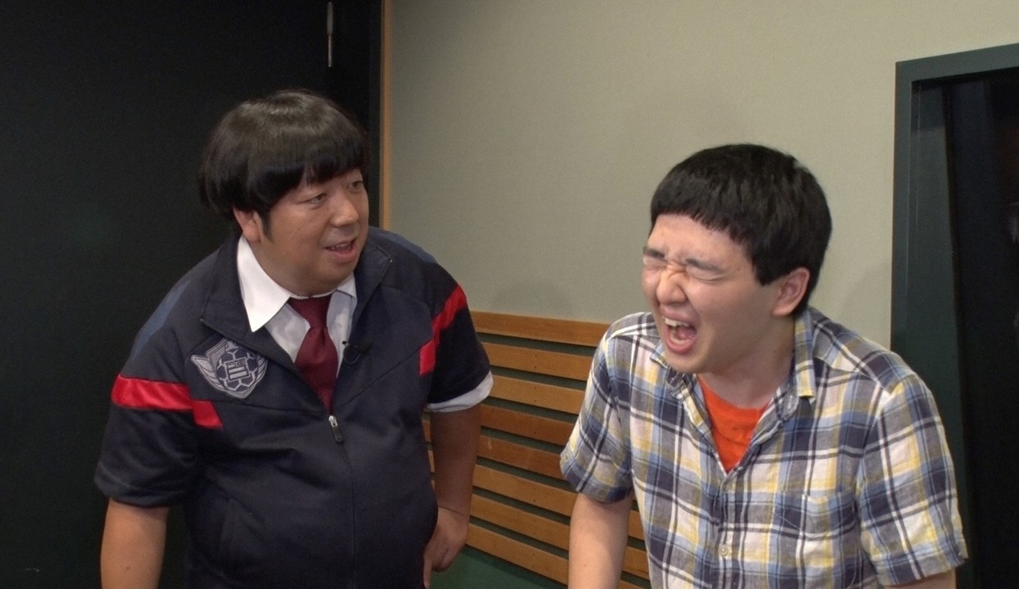 バナナマン日村と声優志望のB組生徒。(c)TBS