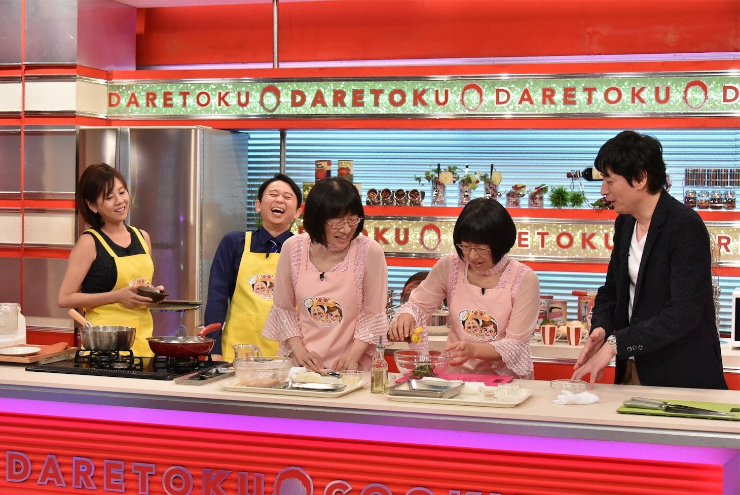「有吉弘行のダレトク!?」に出演する（左から）高橋真麻、有吉弘行、阿佐ヶ谷姉妹、博多大吉。(c)関西テレビ