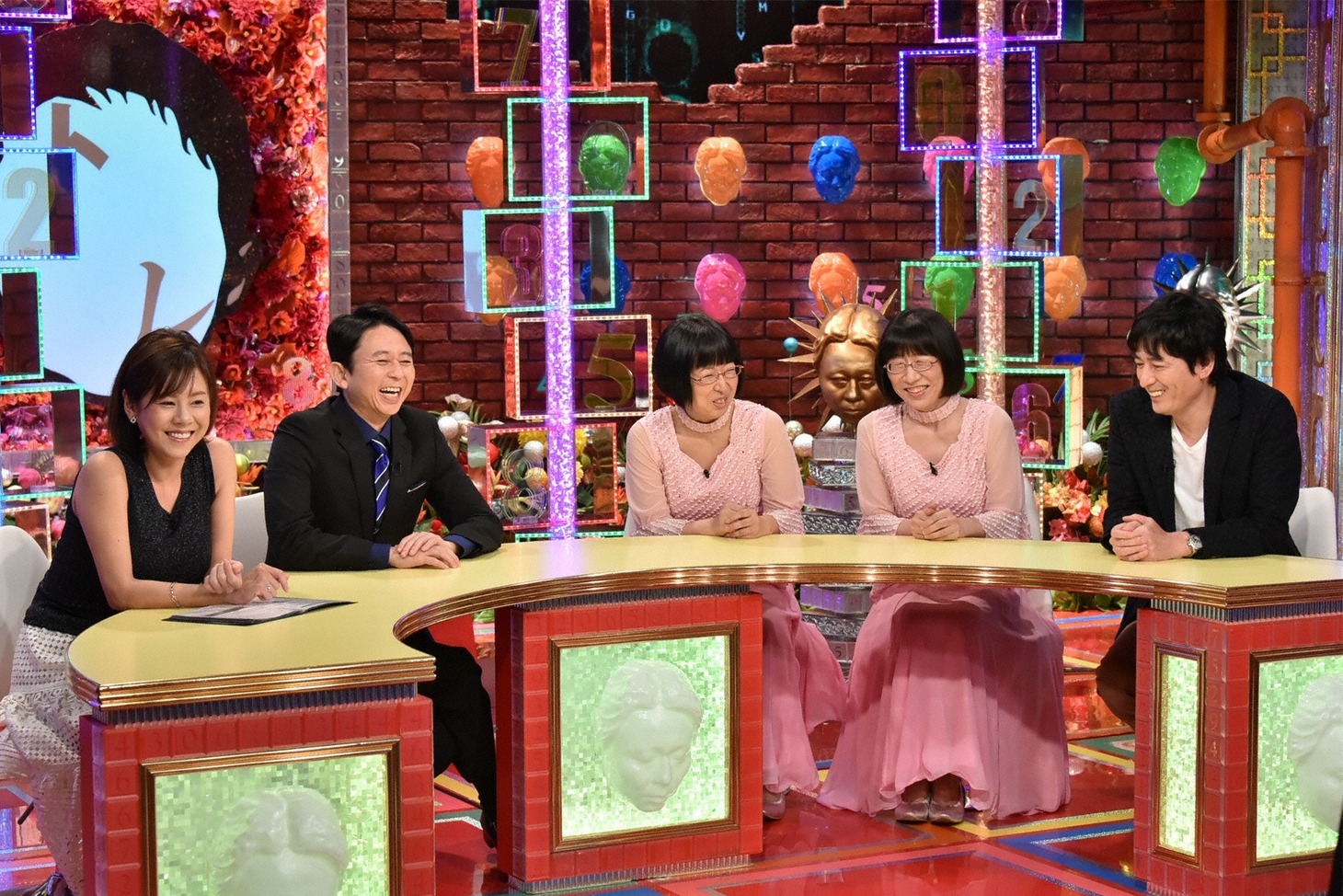 （左から）高橋真麻、有吉弘行、阿佐ヶ谷姉妹、博多大吉。(c)関西テレビ