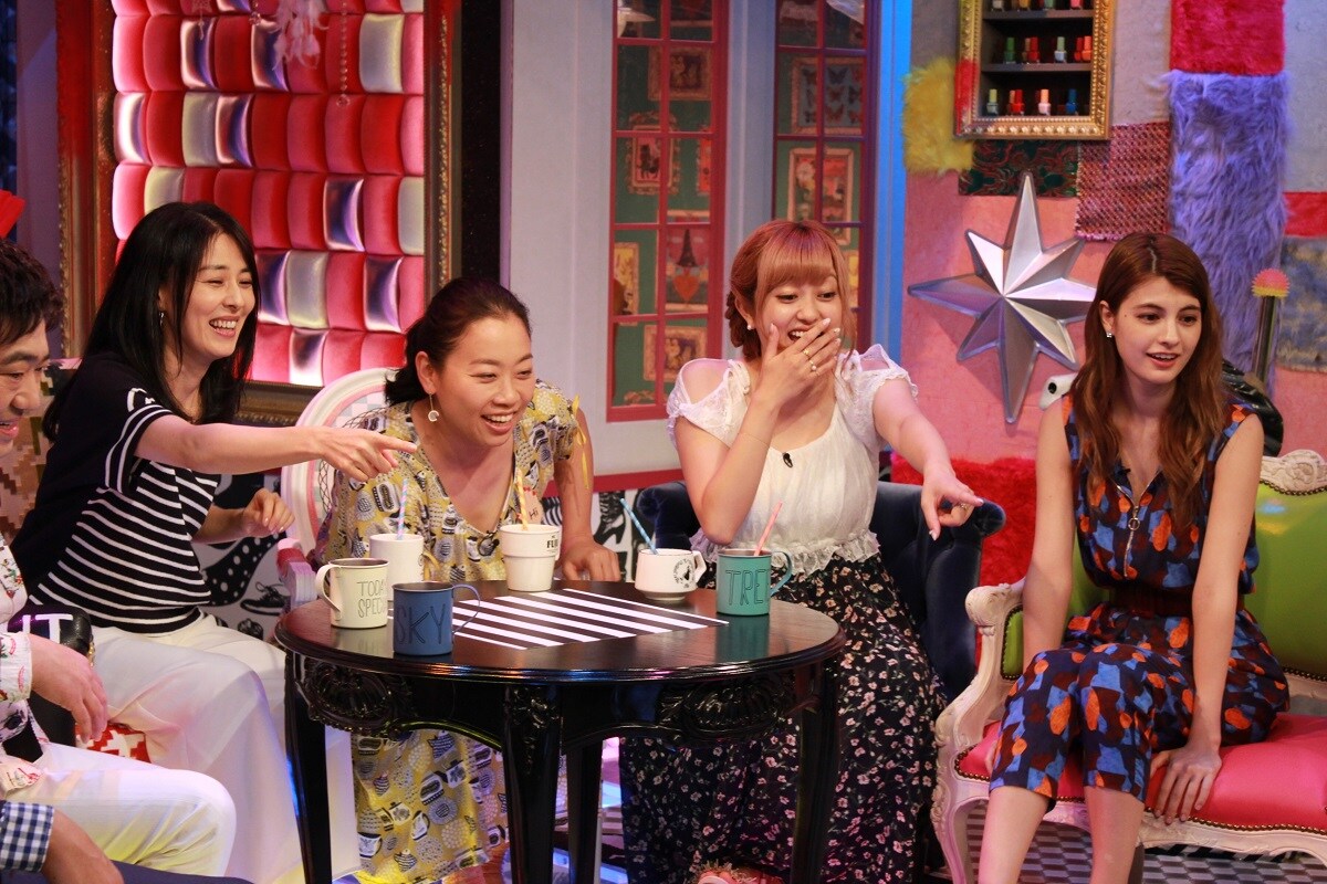 左から井森美幸、いとうあさこ、菊地亜美、マギー。(c)テレビ大阪