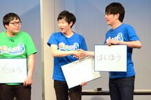 握手を交わすテゴネハンバーグ。