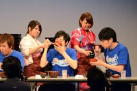 「わんこそば対決」の様子。