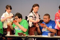 「わんこそば対決」の様子。