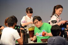 マシンのようにわんこそばを食べ続けるザ☆忍者・大久保。