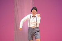 「Be Yourself!」で踊るトレンディエンジェルたかし。