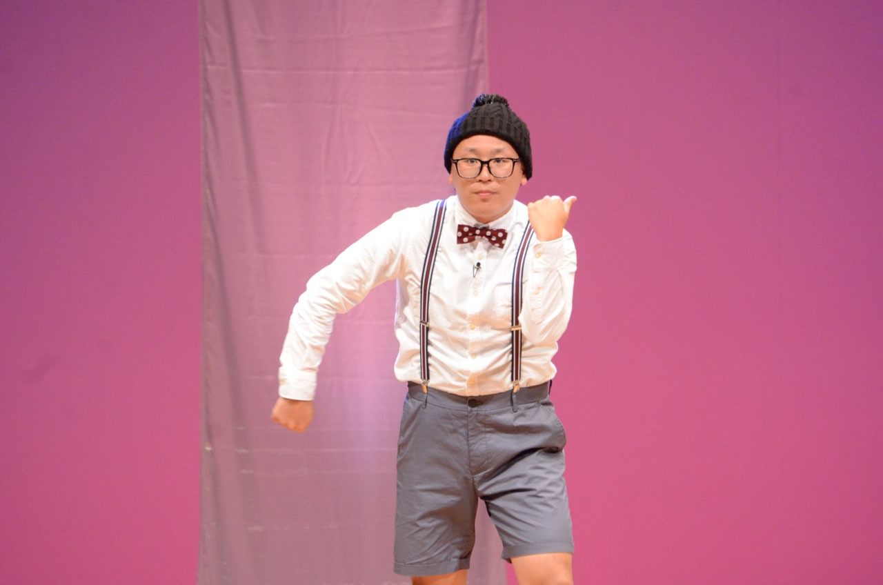 「Be Yourself!」で踊るトレンディエンジェルたかし。