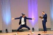 「Be Yourself!」でコサックダンスを踊るとろサーモン村田。