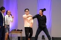 「Be Yourself!」で踊るフルーツポンチ村上。