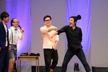 「Be Yourself!」で踊るフルーツポンチ村上。