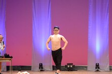 帽子を飛ばさなければならない場面で肉体を見せつけるとろサーモン久保田。