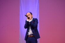 「感謝カンゲキ雨嵐」を熱唱するトレンディエンジェル斎藤。