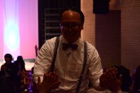 ファンと触れ合うトレンディエンジェルたかし。