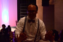 ファンと触れ合うトレンディエンジェルたかし。