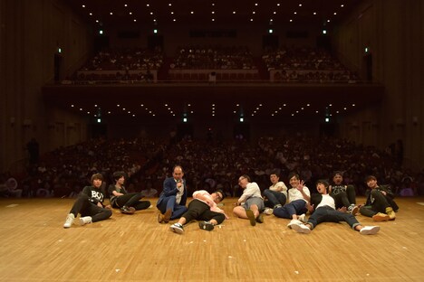 ツアーを完走したトレンディエンジェルとゲストのフルーツポンチ、とろサーモン。（撮影：山口尚志）