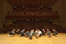 東京公演（12時開演の部）を終えたトレンディエンジェルとゲストの銀シャリ、ジャングルポケット。（撮影：山口尚志）
