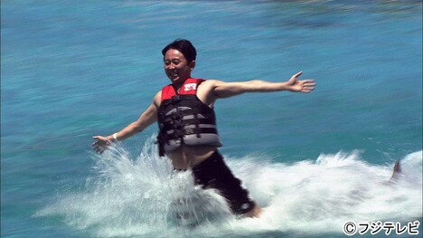 マリンスポーツを楽しむ有吉弘行。