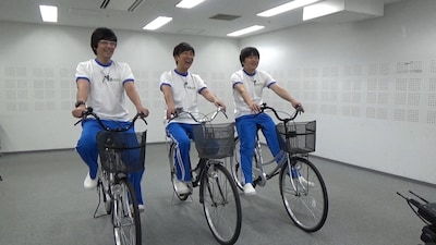 「青春バカリズム」でバーチャルサイクリングに臨む（左から）東京03豊本、東京03飯塚、バカリズム。(c)テレビ朝日