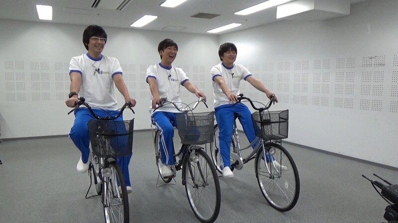 「青春バカリズム」でバーチャルサイクリングに臨む（左から）東京03豊本、東京03飯塚、バカリズム。(c)テレビ朝日