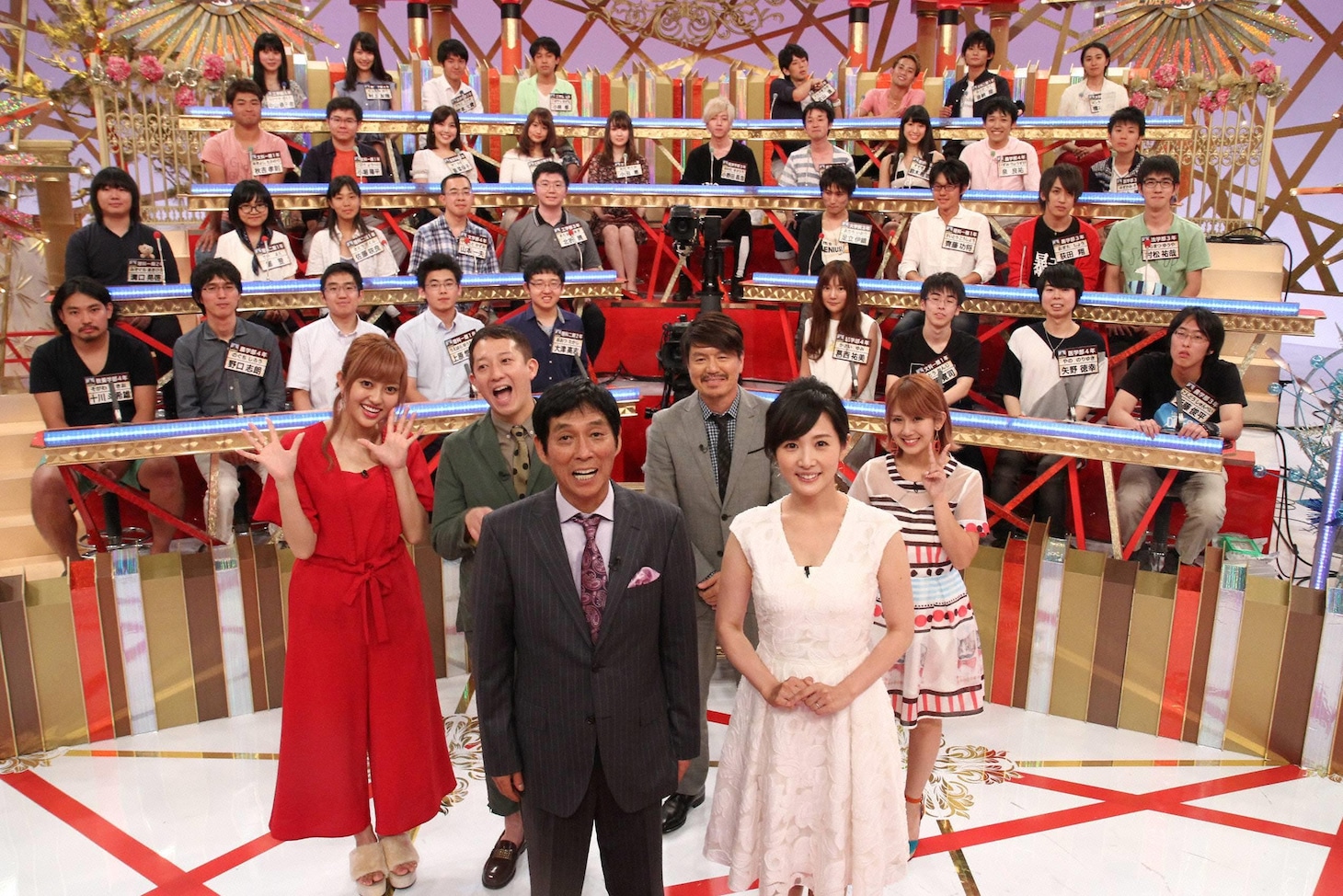 （前列左から）明石家さんま、高島彩ら「さんまの東大方程式」の出演者たち。(c)フジテレビ