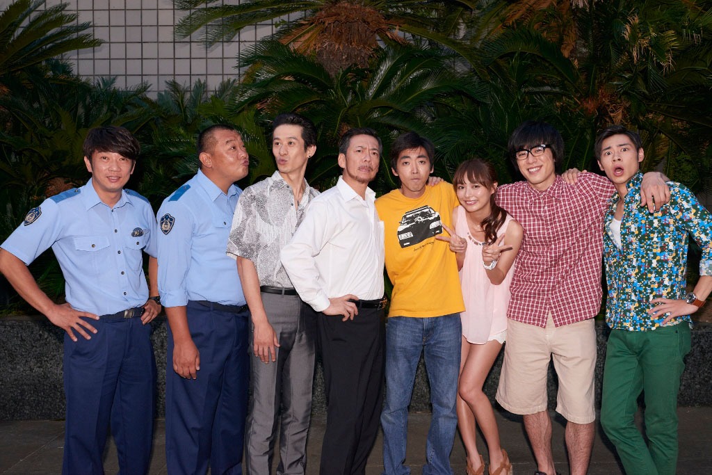 クランクアップを迎えた「侠飯～おとこめし～」レギュラーキャスト。(c)「侠飯～おとこめし～」製作委員会