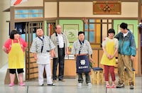 川畑泰史、小籔千豊、すっちーの3座長が出演するスペシャル新喜劇「恋の大三角形!?」のワンシーン。(c)MBS