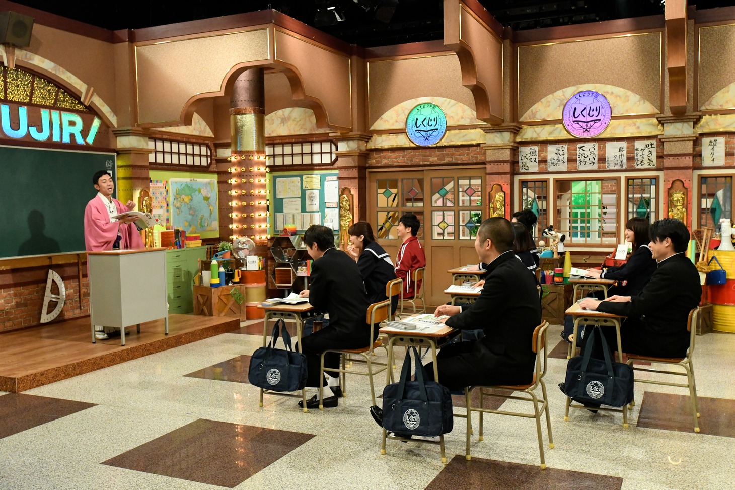 天津・木村（左端）の授業の様子。(c)テレビ朝日