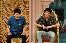 左からネイビーズアフロ皆川、ブラックマヨネーズ吉田。(c)読売テレビ