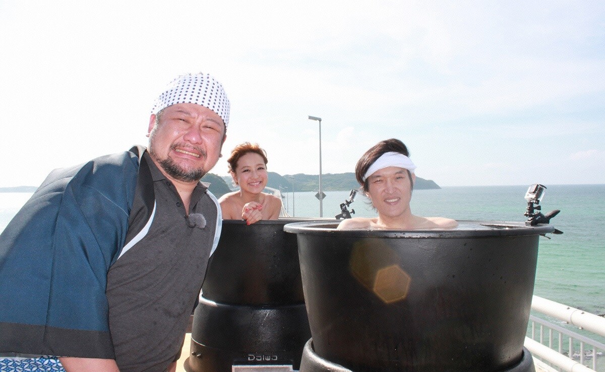 左からケンドーコバヤシ、鈴木奈々、千原ジュニア。(c)広島テレビ