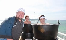 左からケンドーコバヤシ、鈴木奈々、千原ジュニア。(c)広島テレビ